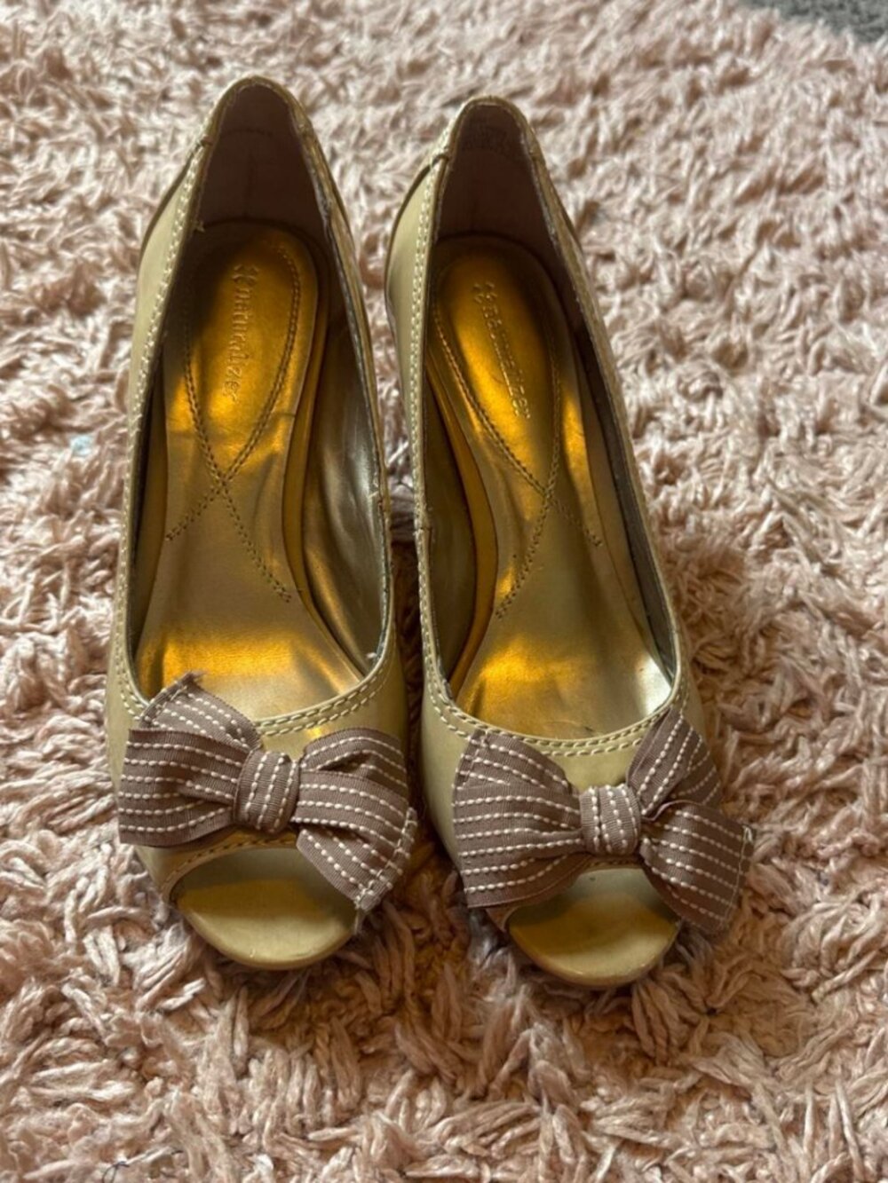 Naturalizer Women's Tan and Gold Courts